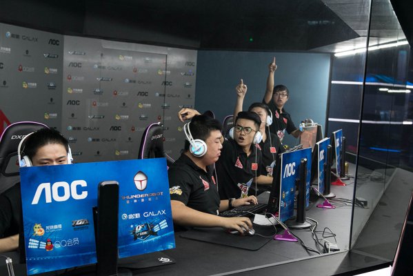 围中上演属 围中上演属